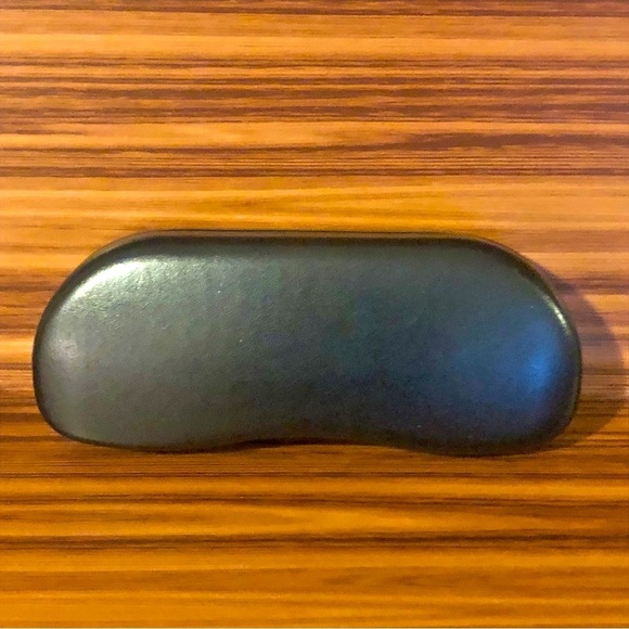 Ray-Ban Black Hardshell Sunglasses Case and Cleaning Cloth - Picture 5 of 7
